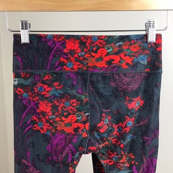 Fabletics • Salar Printed Powerhold Capri Legging - Picture 4 of 5